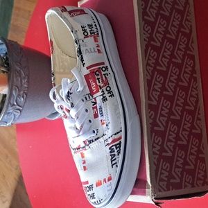 Vans Black White Red and Cream Logo Billboard Newspaper print men’s size 9